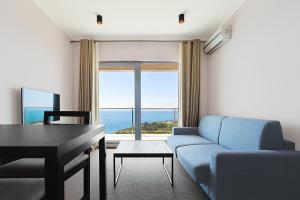 Top-hill stunning view 2 bdr apt with swimming pool