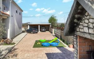 3 Bedroom Cozy Home In Sukosan