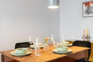 CLS Zentrale City-Wohnung in Hamburg mit E-Laden und Tiefgarage, Klimaanlage, gratis WLAN, Smart TV, großer Balkon, Nespresso Maschine inklusive Kapseln, Blick über Hamburg, Parkplatz, Cafe im Haus, Bushaltestelle direkt gegenüber, Flex Check In