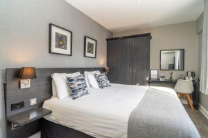 Twin Room with Private Bathroom room in Croft Court Hotel