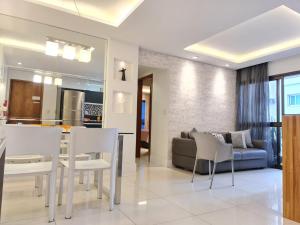 2 bedrooms 2 baths apartment. 3 blocks from Ipanema beach. Prime location.