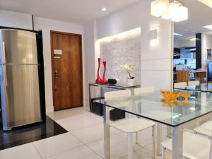 2 bedrooms 2 baths apartment. 3 blocks from Ipanema beach. Prime location.