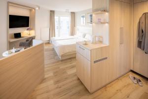Deluxe Double Room with Balcony and Sea View room in Hotel Stranddistel