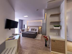 Family Room with Balcony and Sea View room in Luna Beach Hotel