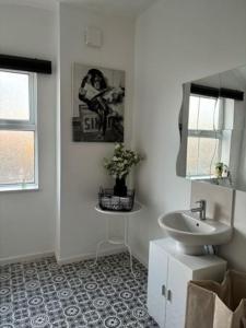 Spacious 3BR Home, Contractor-Friendly, Fast M42-M5 Links, Near Pubs