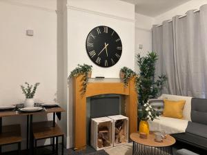 Spacious 3BR Home, Contractor-Friendly, Fast M42-M5 Links, Near Pubs