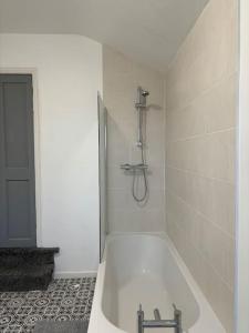 Spacious 3BR Home, Contractor-Friendly, Fast M42-M5 Links, Near Pubs