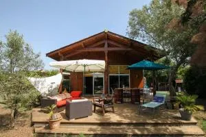 Maison familiale en bois proche du lac de Cazaux - 桑吉内