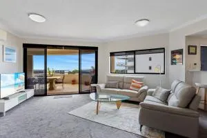 Coastal 3-Bed with Parking, Pool & Ocean View - Beachmere