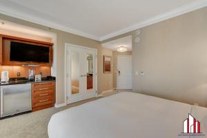 MGM Signature-28-719 Strip View Jacuzzi Studio