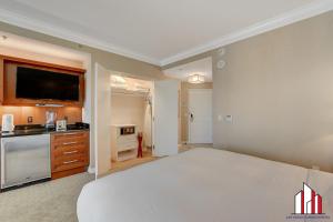 MGM Signature-28-719 Strip View Jacuzzi Studio