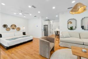 Uptown Loft - Bright - Modern - Walkable