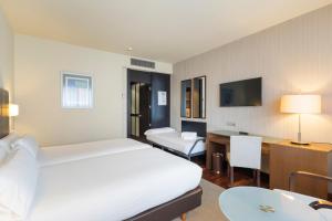  Twin Room with Extra Bed (2 Adults + 1 Child under 12 years old) room in Attica21 Coruña