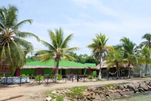 Cabaña en primera línea de playa en San Antero con Aire AC y 5 habitaciones