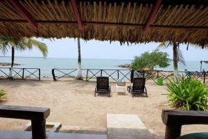 Cabaña en primera línea de playa en San Antero con Aire AC y 5 habitaciones