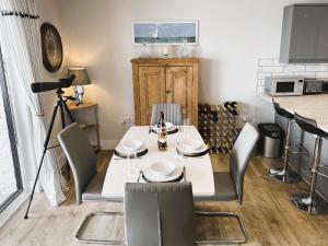 25 Breakwaters Beachfront Holiday Apartment with Balcony, Sea Views, Free Parking, Beach Hut Access - Pet Friendly