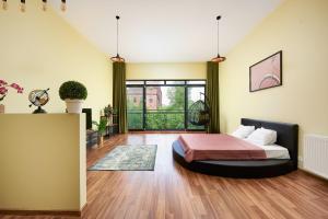 Lumina Loft Tymienieckiego with a view of the lake