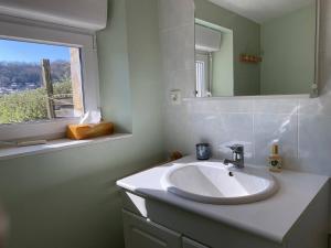 Villas 491 - Maison unique, les pieds dans l'eau, le long de la plage de Saint-Pabu : photos des chambres