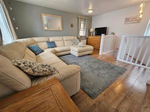 Bespoke coastal 2 bed cottage with free parking
