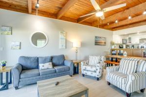 Walk to Dining Beachfront Indian Shores Condo