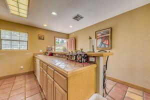 Cozy Alto Cabin with Grill and Mtn Views 2 Mi to Lake