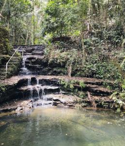 Casa Mohini Refúgio nas montanhas de Teresópolis Quarto com deck rede suspensa lareira cachoeira e piscina