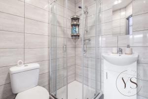 Stylish Longton Studio 2A Near Alton Towers with Smart TV & Kitchenette