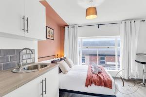 Modern 1A Longton Studio Near Alton Towers with Free Wi-Fi & Kitchenette