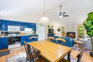 Spacious w Hot Tub, Fire Pit, Deck, Grill and WiFi