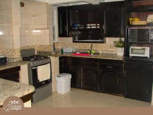 Full house, 11BR, 12BA, 10 min from SJO Airport
