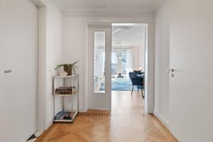 CLS Moderne City-Wohnung Hamburg Tiefgarage, Klimaanlage, 65 Zoll Smart-TV, E-Laden, Balkon, Parken, Nespresso Maschine inklusive Kapseln, Blick über Hamburg, Cafe im Haus, Bus gegenüber, Flex Check In