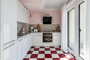 CLS Moderne City-Wohnung Hamburg Tiefgarage, Klimaanlage, 65 Zoll Smart-TV, E-Laden, Balkon, Parken, Nespresso Maschine inklusive Kapseln, Blick über Hamburg, Cafe im Haus, Bus gegenüber, Flex Check In