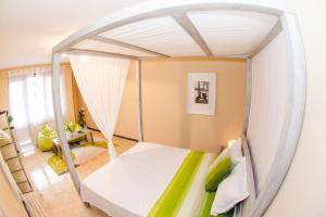 19 Cozy Central Apartment with Balcony