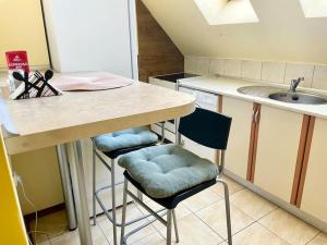 35 Cozy Central 1 Bedroom Apartment with Balcony