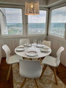 Premium Apartment 70qm 2,5 Zimmer Küche, Smart TV, Garage, WiFi