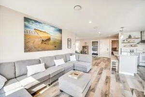 Bright Kitty Hawk Home with Hot Tub, Walk to Beach! - كيتي هوك