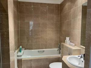 Luxury 3 bedroom, 3 bath apt by Oxford St & Soho