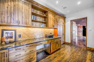 Inuksuk Lodge - 4800 sq ft of Big White Excellence!