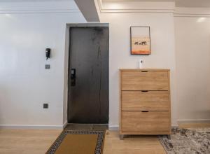 Valley Vista 3BR Suite near JKIASGR w Gym & Pool