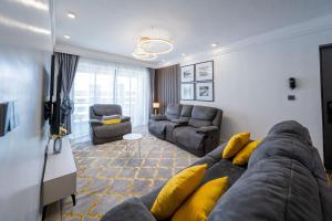 Valley Vista 3BR Suite near JKIASGR w Gym & Pool