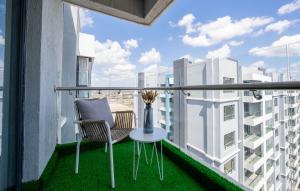 Valley Vista 3BR Suite near JKIASGR w Gym & Pool