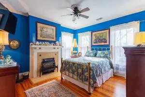 Mike & Allen's Place on the Park_1 - Whitehall