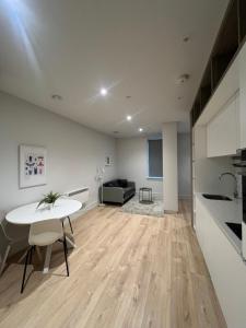 London Heathrow Airport Apartment Voyager House Terminal 12345 - EV Electric and Parking available!