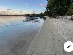 Les pieds dans l’eau à huahine. Maison climatisée - Parea