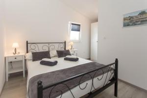 Seaside family friendly house with a swimming pool Sevid, Trogir - 22724