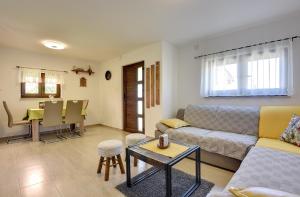 Family friendly house with a parking space Pula - 22738