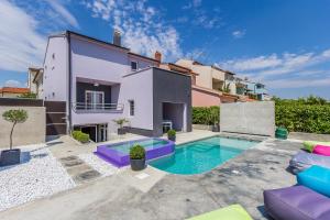 Apartments with a swimming pool Pjescana Uvala, Pula - 22778