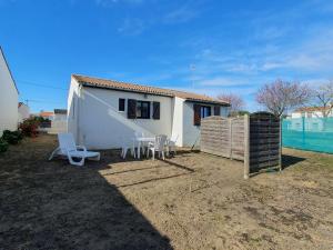 Maisons de vacances Maison L'Aiguillon-sur-Mer, 3 pieces, 4 personnes - FR-1-476-24 : Maison de Vacances (4 Adultes)