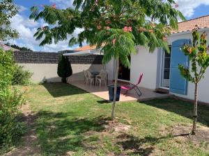 Maisons de vacances Maison 3 chambres au calme, 3* - Proche plage et commerces, WiFi, terrasse, jardin, TV box, garage - FR-1-323-525 : photos des chambres