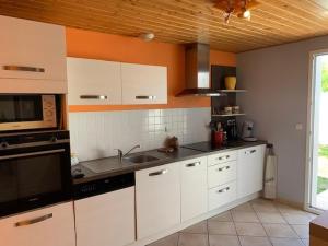 Maisons de vacances Maison 3 chambres au calme, 3* - Proche plage et commerces, WiFi, terrasse, jardin, TV box, garage - FR-1-323-525 : photos des chambres